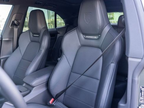 New 2026 Porsche Macan 4 Electric image 4