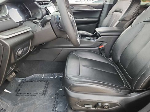 Used 2023 Jeep Grand Cherokee Limited image 16