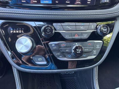 Used 2025 Chrysler Pacifica Limited FWD image 38