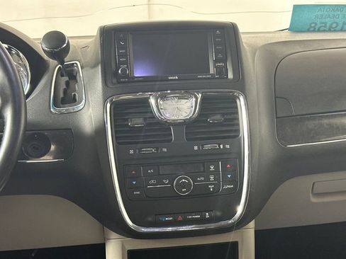 Used 2016 Chrysler Town & Country Touring image 28