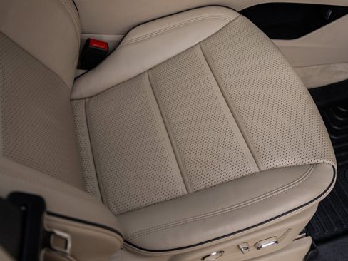 Used 2023 Cadillac Escalade Premium Luxury image 40