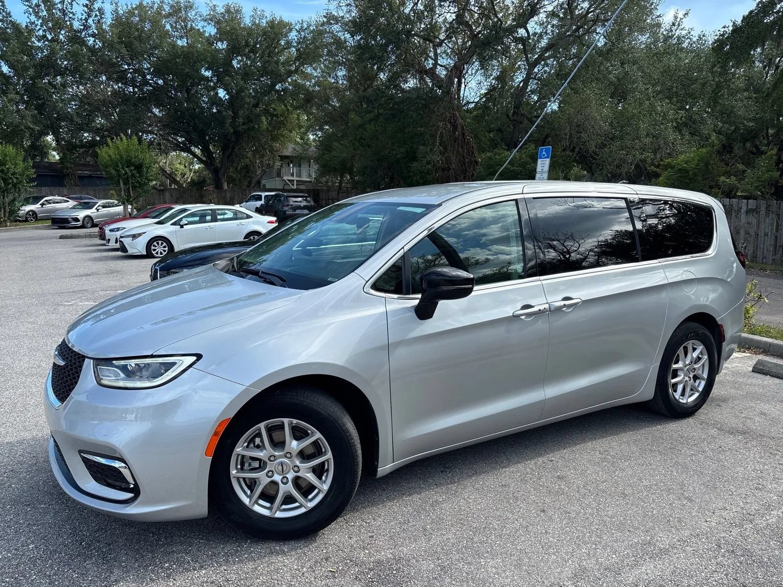 Used 2024 Chrysler Pacifica Touring-L FWD image 3
