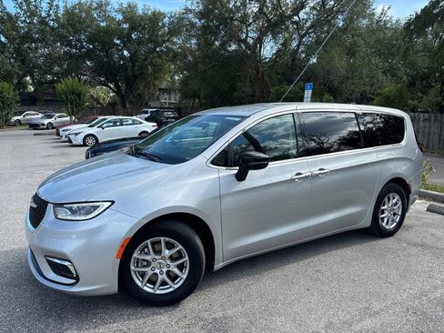 Used 2024 Chrysler Pacifica Touring-L FWD image 3