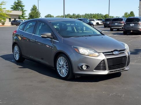 Used 2014 Ford Focus Titanium w/ Luxury Package FWD image 2