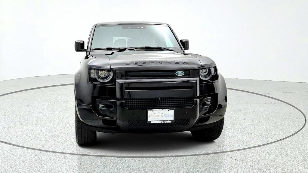 Used 2024 Land Rover Defender 130 X-Dynamic SE AWD/4WD image 2