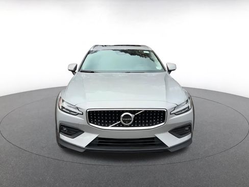 Used 2025 Volvo V60 B5 Cross Country Plus image 4
