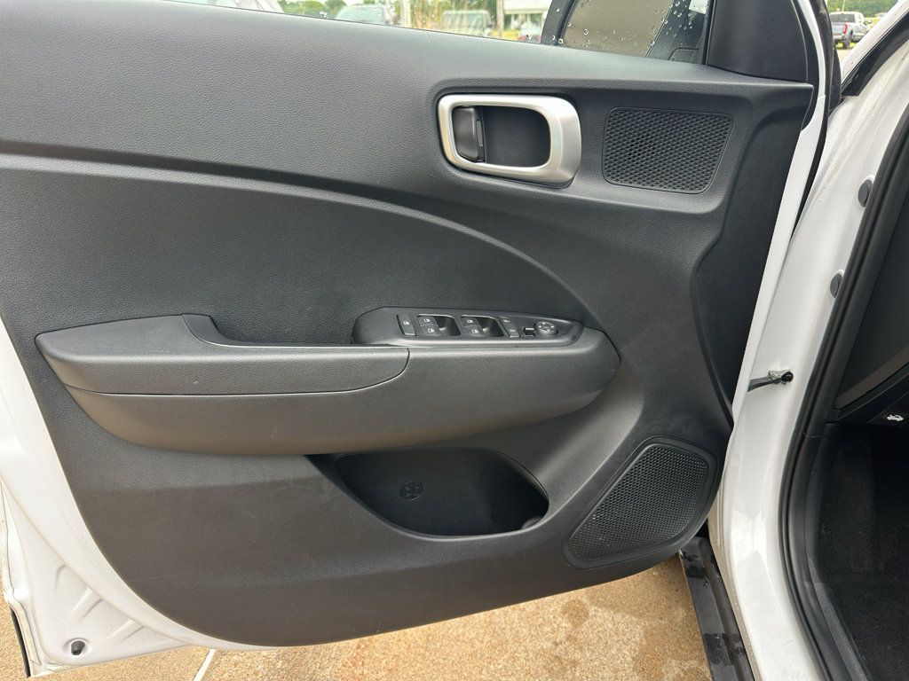 Used 2025 Hyundai Venue SEL FWD image 10