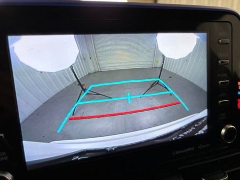 Used 2022 Toyota C-HR XLE FWD image 19