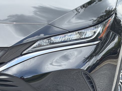 Used 2022 Toyota Venza LE AWD/4WD image 30
