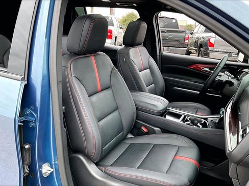 Used 2024 Chevrolet Traverse RS image 8