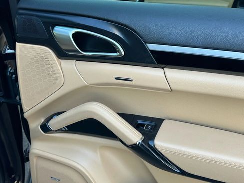 Used 2014 Porsche Cayenne Platinum Edition image 25