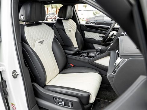 Used 2022 Bentley Bentayga AWD/4WD image 30