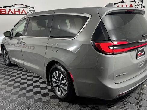 Used 2022 Chrysler Pacifica Touring-L w/ Uconnect Theater Family Group FWD image 4