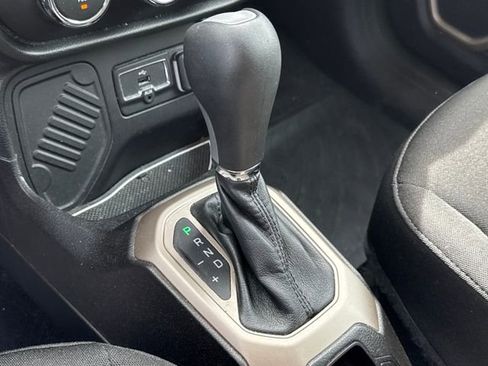 Used 2017 Jeep Renegade Latitude image 15