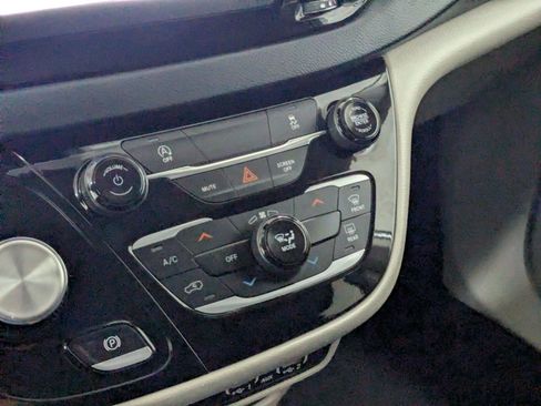 Certified 2023 Chrysler Voyager LX FWD image 18