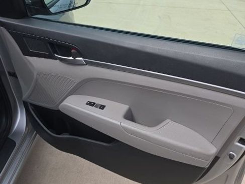 Used 2020 Hyundai Elantra SE FWD image 28
