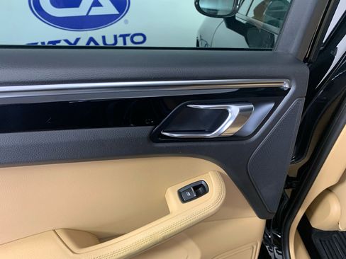 Used 2018 Porsche Macan image 32