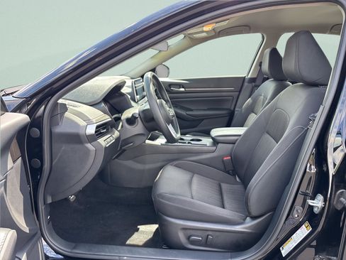 Used 2025 Nissan Altima 2.5 SV FWD image 11