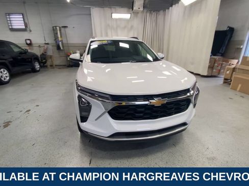 Used 2024 Chevrolet Trax LT w/ Driver Confidence Package FWD image 3