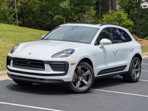 Certified 2024 Porsche Macan image 1