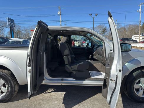 Used 2010 Nissan Frontier SE w/ SE Value Truck Pkg image 19