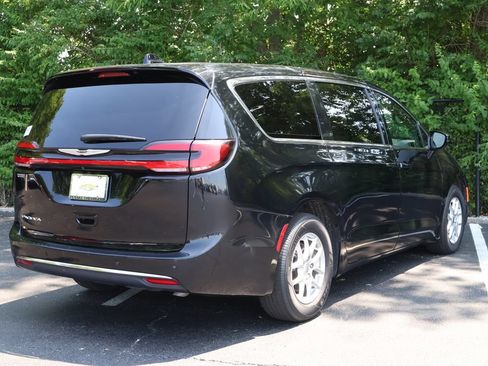 Used 2025 Chrysler Pacifica Select FWD image 8