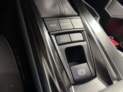 Used 2025 Toyota Camry LE image 32