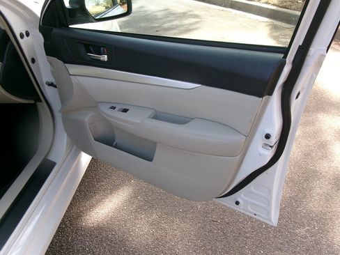 Used 2011 Subaru Legacy 2.5i Premium image 28