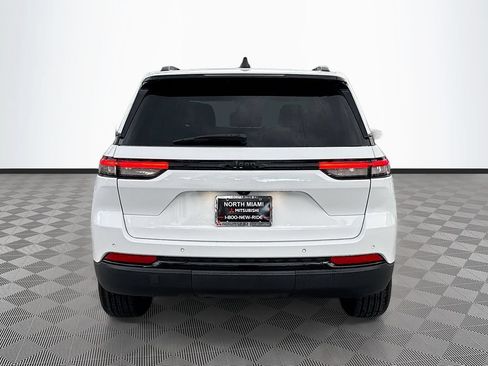 Used 2023 Jeep Grand Cherokee Altitude RWD image 6