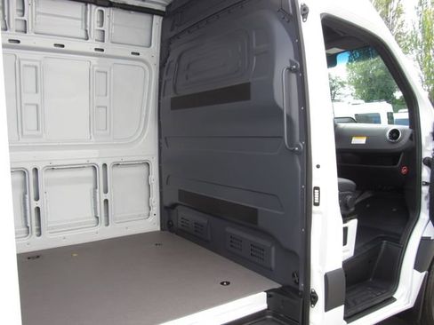 Used 2025 Mercedes-Benz Sprinter 2500 image 18