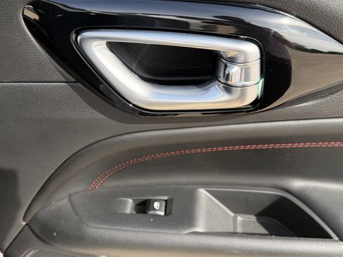 Used 2025 Jeep Compass Trailhawk AWD/4WD image 11