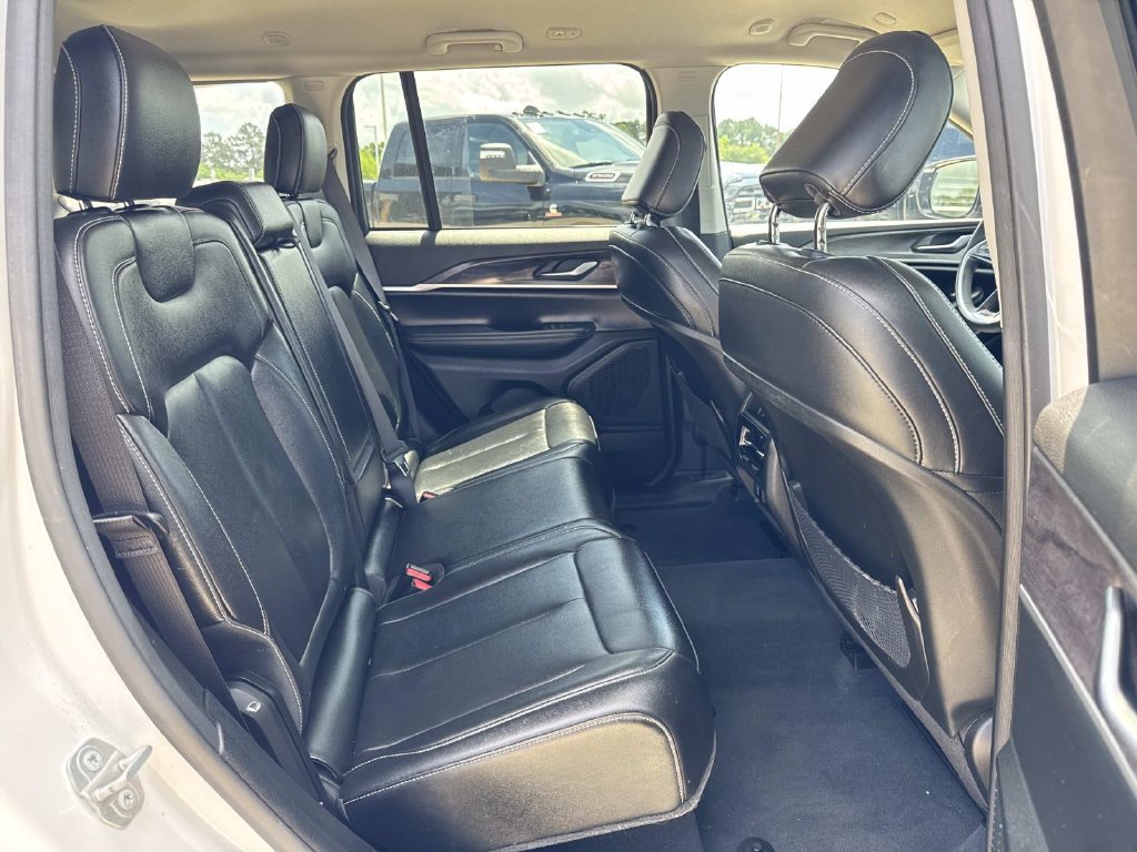 Used 2023 Jeep Grand Cherokee Limited AWD/4WD image 12