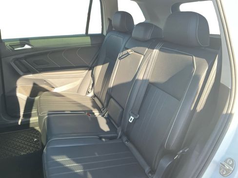 Used 2023 Volkswagen Tiguan SE w/ Panoramic Sunroof Package image 13