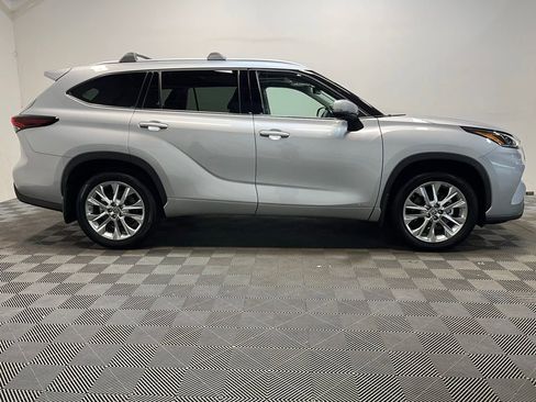 Used 2024 Toyota Highlander Limited AWD/4WD image 4