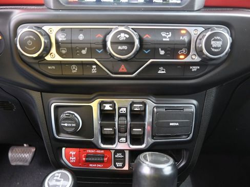 Used 2021 Jeep Wrangler Unlimited Rubicon AWD/4WD image 17