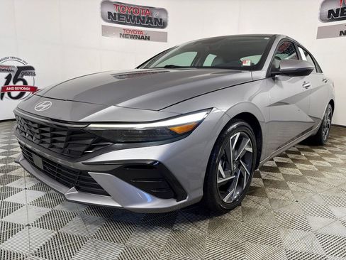 Used 2025 Hyundai Elantra Limited image 9