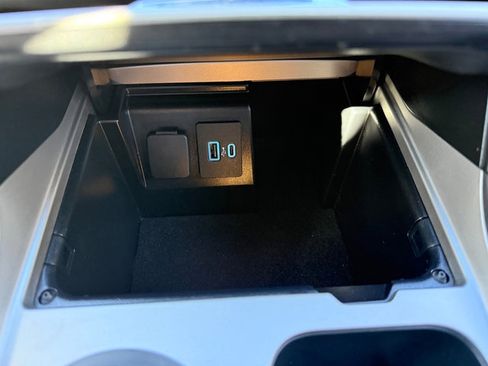 Used 2023 Ford Explorer XLT image 27