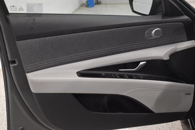 Used 2025 Hyundai Elantra Limited FWD image 19