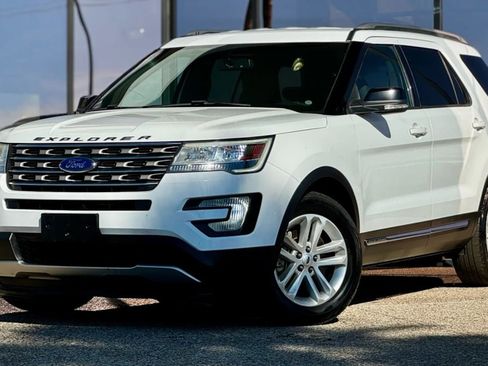 Used 2017 Ford Explorer XLT w/ Equipment Group 201A image 2