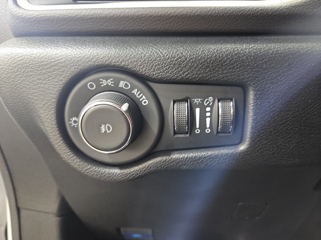 Used 2026 Chrysler Pacifica Select FWD image 30