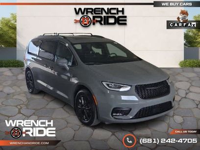 Used 2022 Chrysler Pacifica Touring-L w/ S Appearance Package