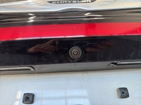 Used 2024 Chrysler Pacifica Touring-L image 7