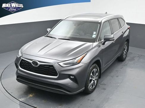 Used 2022 Toyota Highlander XLE FWD image 11