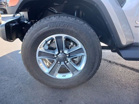 Used 2018 Jeep Wrangler Unlimited Sahara AWD/4WD image 8