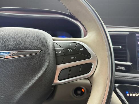 Used 2018 Chrysler Pacifica Limited FWD image 28
