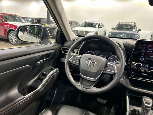 Used 2022 Toyota Highlander XLE FWD image 24