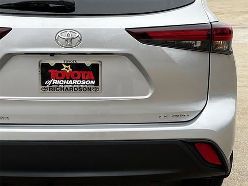 Used 2024 Toyota Highlander LE image 6