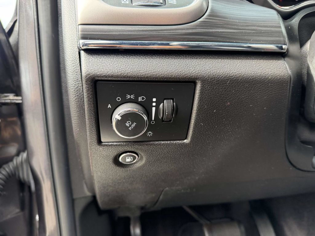 Used 2019 Jeep Grand Cherokee Limited AWD/4WD image 26