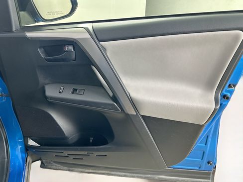 Used 2018 Toyota RAV4 LE AWD/4WD image 39