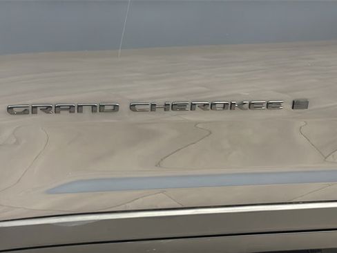 Used 2024 Jeep Grand Cherokee L Limited w/ Black Appearance Package AWD/4WD image 42